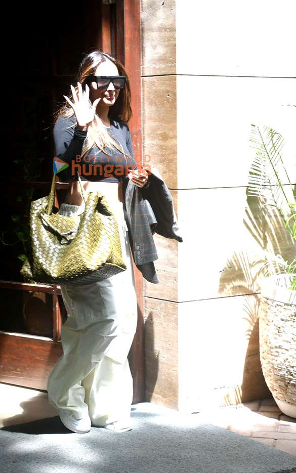 Photos: Malaika Arora snapped outside her residence in Khar Photos: Malaika Arora snapped outside her residence in Khar