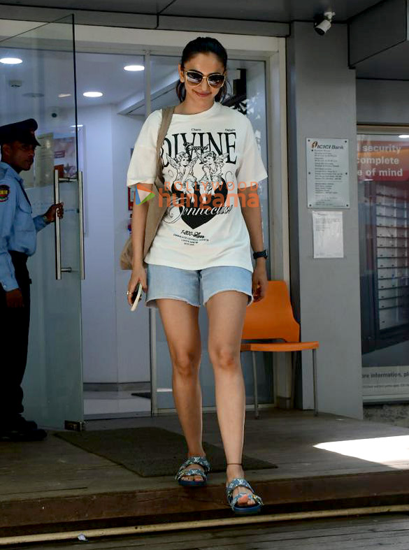 photos rakul preet singh snapped outside a bank in pali hill 2