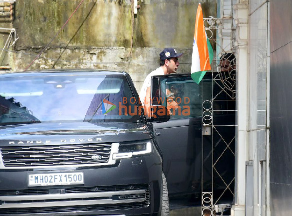 Photos: Ranbir Kapoor snapped at Linking Road in Khar Photos: Ranbir Kapoor snapped at Linking Road in Khar
