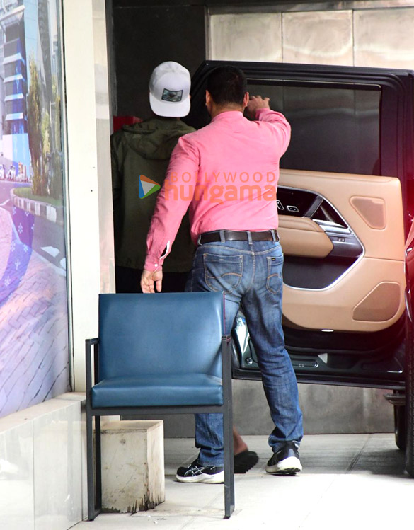 photos ranbir kapoor snapped outside a clinic in bandra 4