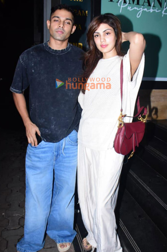 photos rhea chakraborty and showik chakraborty snapped in bandra 1