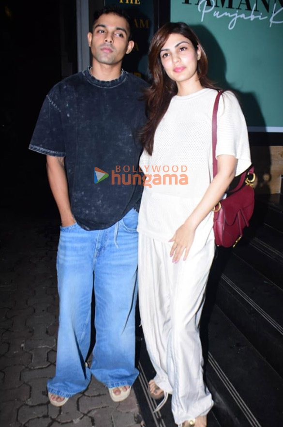 photos rhea chakraborty and showik chakraborty snapped in bandra 3