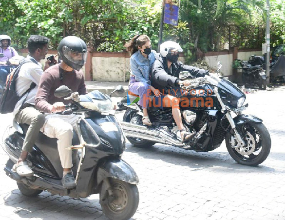 photos rhea chakraborty snapped in bandra 1 6