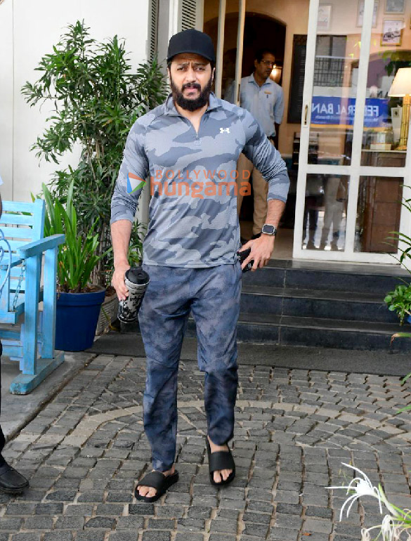 photos riteish deshmukh snapped outside a cafe in bandra 2