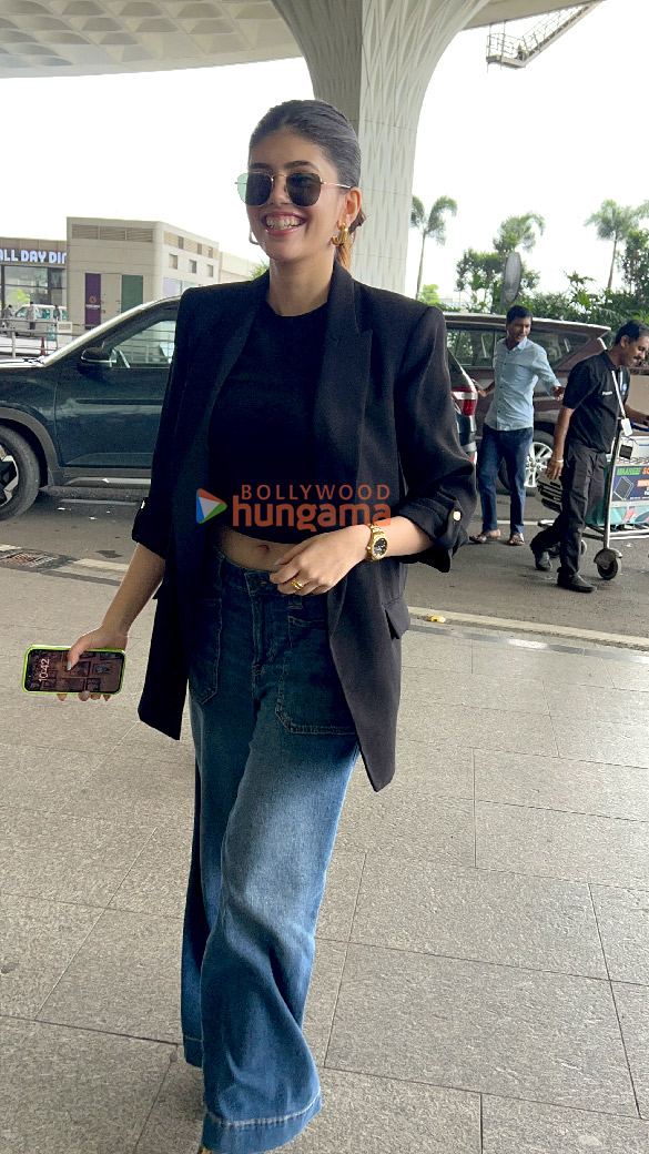 photos sanjana sanghi and mira rajput kapoor snapped at the airport 5