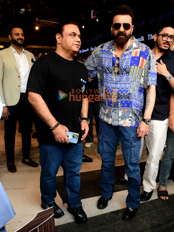 photos sanjay dutt snapped at mansionz in santacruz 2