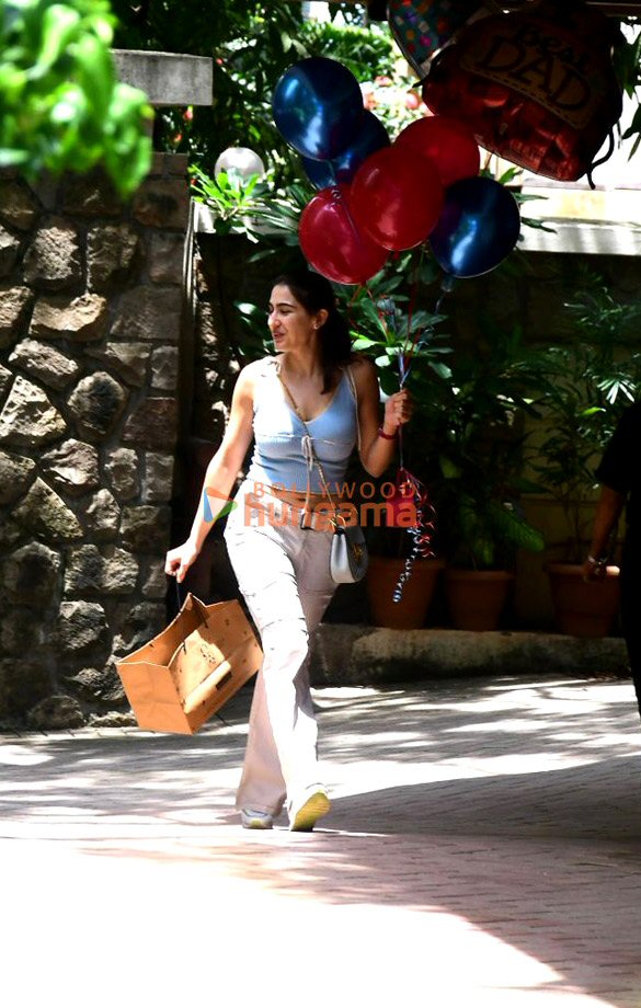 Photos: Sara Ali Khan and Ibrahim Ali Khan snapped at Saif Ali Khan’s house in Bandra Photos: Sara Ali Khan and Ibrahim Ali Khan snapped at Saif Ali Khan’s house in Bandra