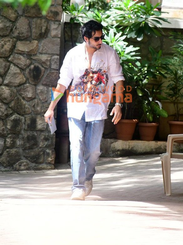 photos sara ali khan ibrahim ali khan snapped at saif ali khans house in bandra 5
