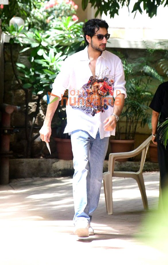 photos sara ali khan ibrahim ali khan snapped at saif ali khans house in bandra 6