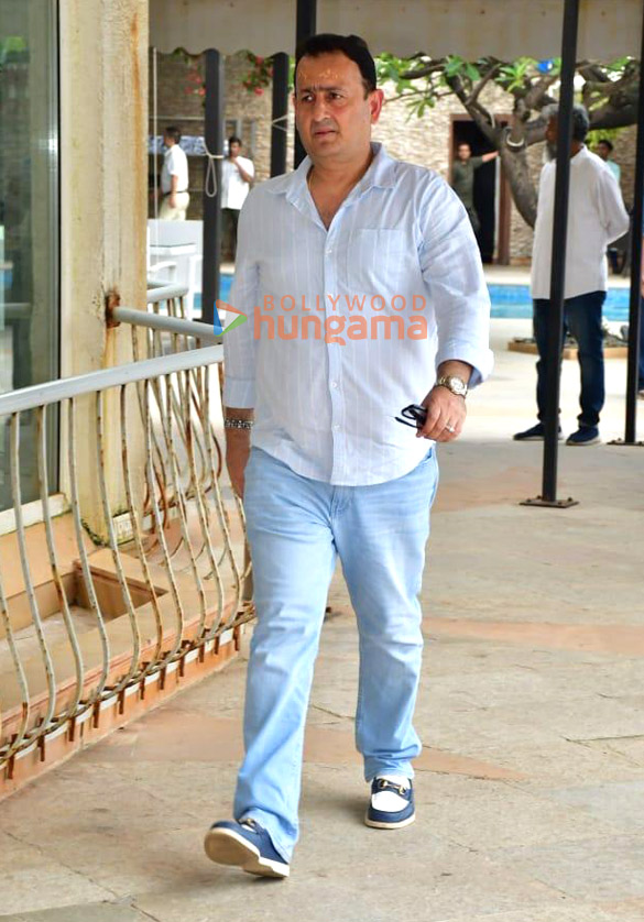 photos shah rukh khan vicky kaushal and others snapped at pradeep bandekars prayer meet 12