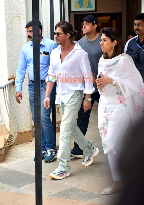 photos shah rukh khan vicky kaushal and others snapped at pradeep bandekars prayer meet 13
