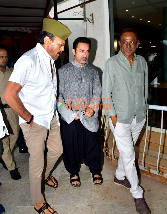 photos shah rukh khan vicky kaushal and others snapped at pradeep bandekars prayer meet 644 4