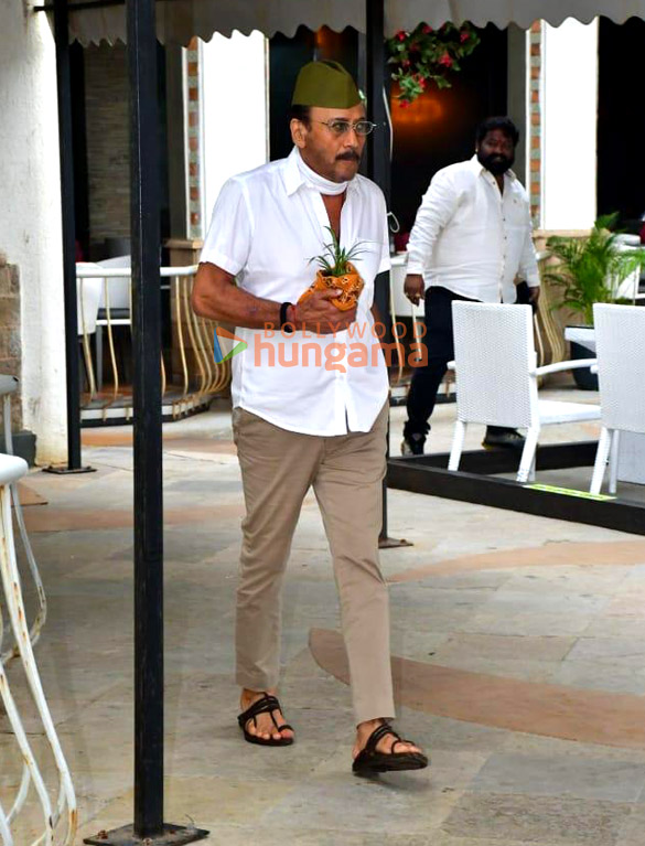 photos shah rukh khan vicky kaushal and others snapped at pradeep bandekars prayer meet 644 5