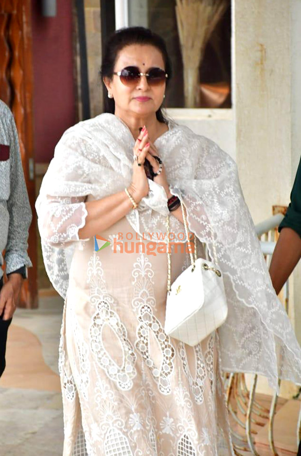 photos shah rukh khan vicky kaushal and others snapped at pradeep bandekars prayer meet 7