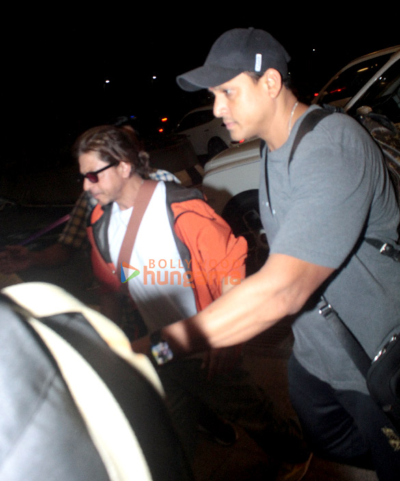 Photos: Shah Rukh Khan snapped at the airport Photos: Shah Rukh Khan snapped at the airport