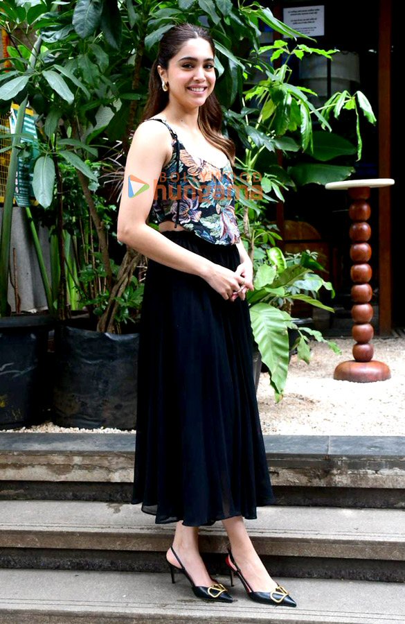 photos sharvari spotted outside a restaurant in bandra 3