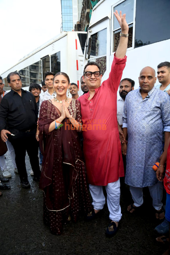 photos shehnaaz gill and dhvani bhanushali along with her father vinod bhanushali attend the dahi handi celebrations in ghatkopar 4