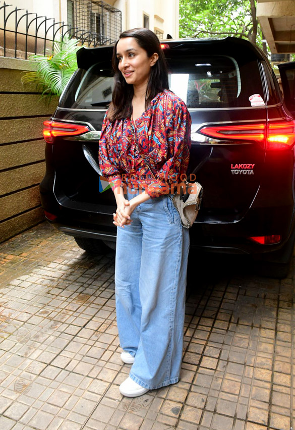 photos shraddha kapoor snapped in bandra 1 4