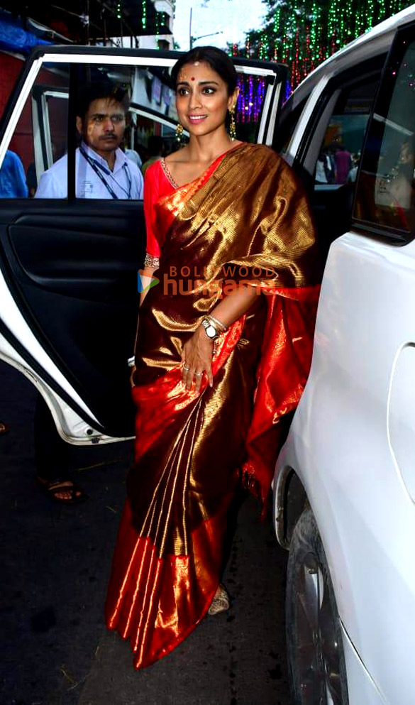photos shriya saran snapped with her daughter at iskcon temple in juhu 1
