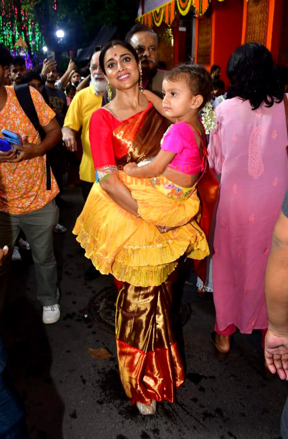 photos shriya saran snapped with her daughter at iskcon temple in juhu 5