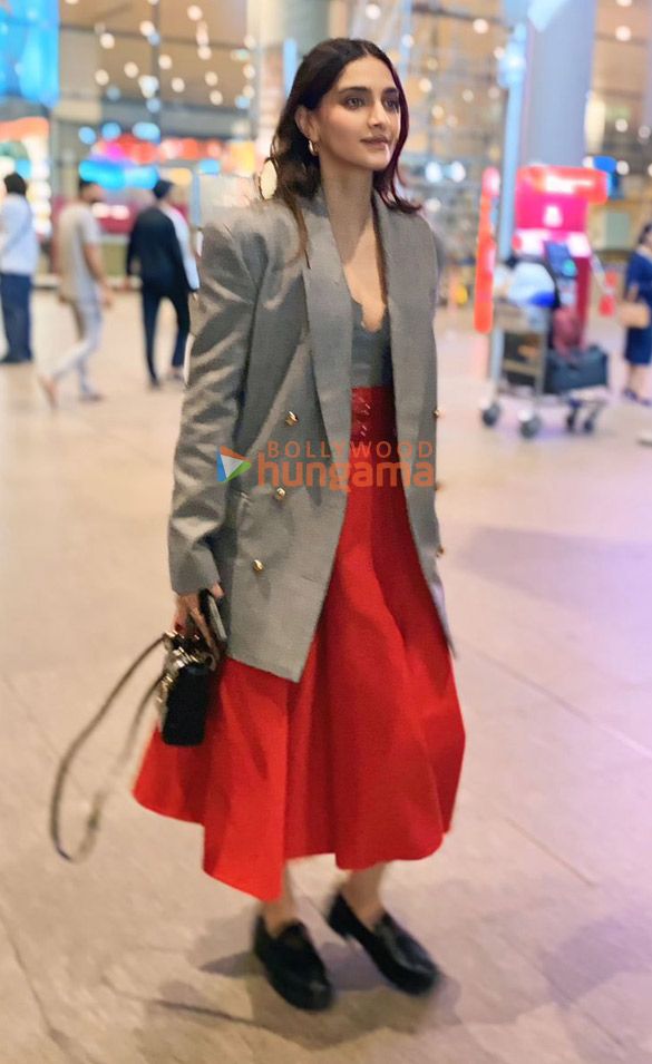 photos sonam kapoor ahuja snapped at the airport 1 4