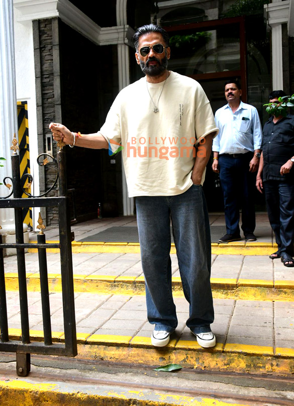 Photos: Suniel Shetty spotted outside dental clinic in Khar Photos: Suniel Shetty spotted outside dental clinic in Khar