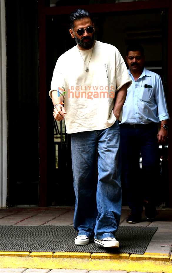photos suniel shetty spotted outside dental clinic in khar 4