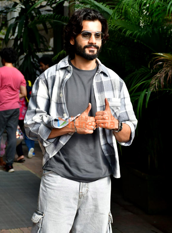 photos sunny kaushal snapped in andheri 3