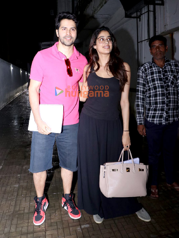 photos varun dhawan and janhvi kapoor snapped in bandra 2