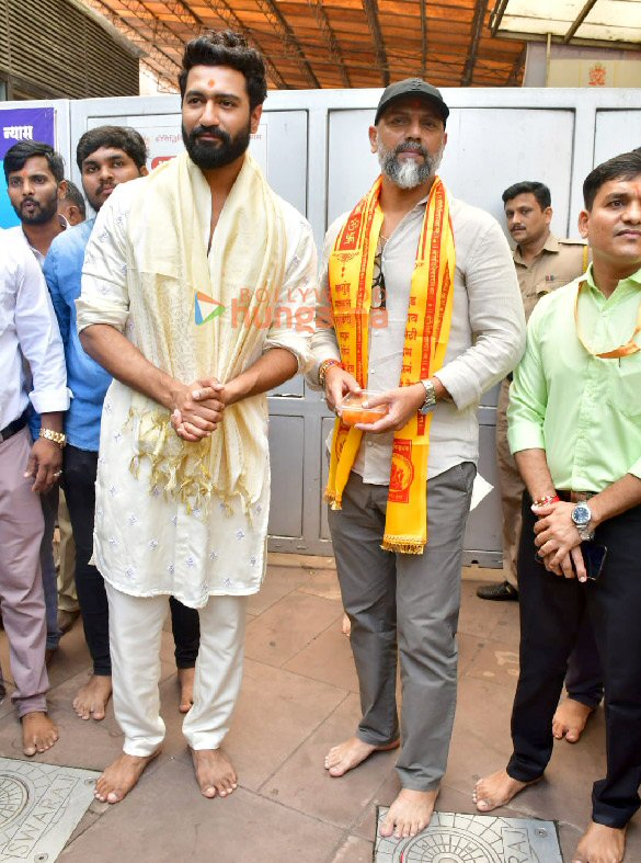 photos vicky kaushal and laxman utekar seek blessings from siddhivinayak temple in mumbai ahead of chhaava release 1