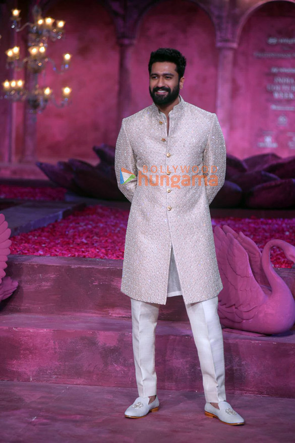 photos vicky kaushal and rashmika mandanna walk the ramp for falguni and shane peacock at india couture week 2024 6