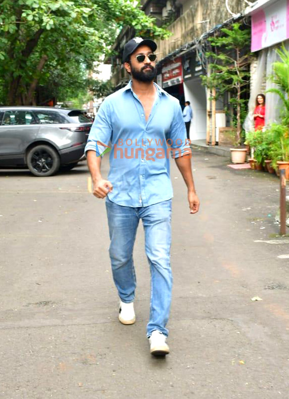 photos vicky kaushal snapped in andheri 2