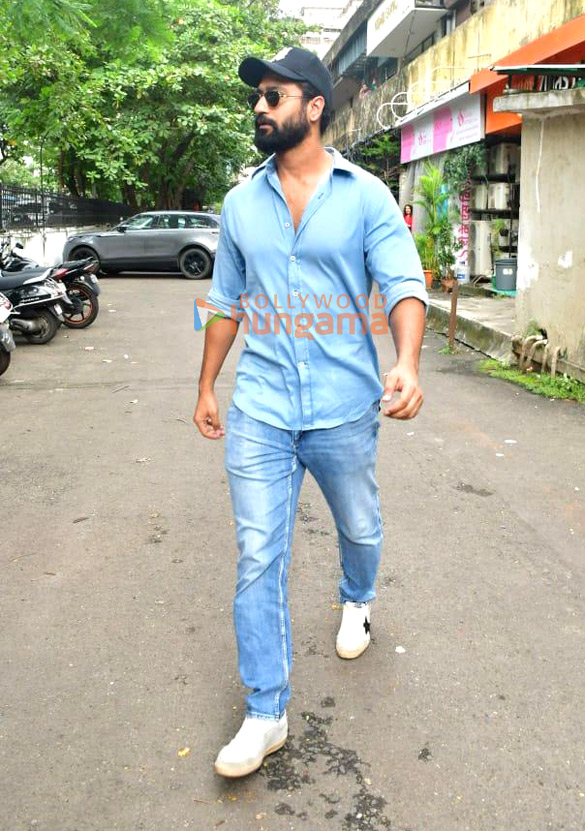 photos vicky kaushal snapped in andheri 6