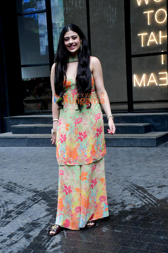 photos zanai bhosle snapped outside excel office in khar 3