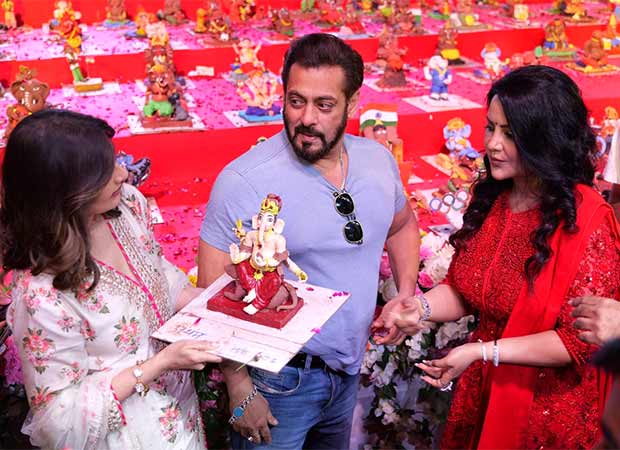 Salman Khan talks about the HORRORS of using Ganesh idols made of POP; bats for eco-friendly idols; wins hearts by cutely speaking in Marathi : Bollywood News