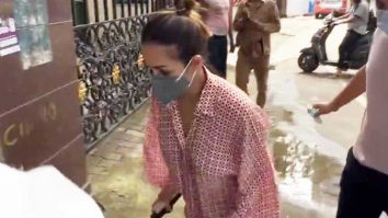 Malaika Arora rushes inside her residence as she arrives in Mumbai