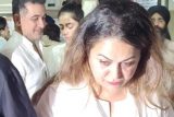 Paps capture a glimpse of Amrita Arora at father Anil Mehta’s prayer meet