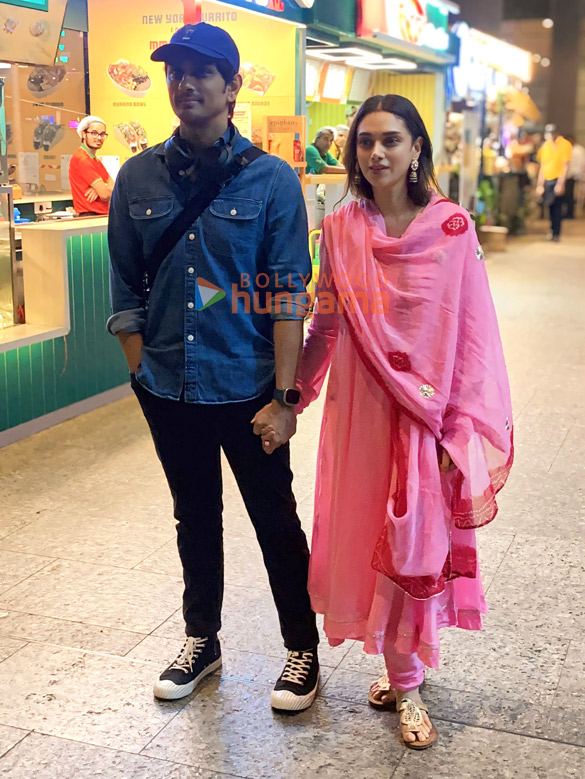 photos aditi rao hydari and siddharth snapped at the airport 2