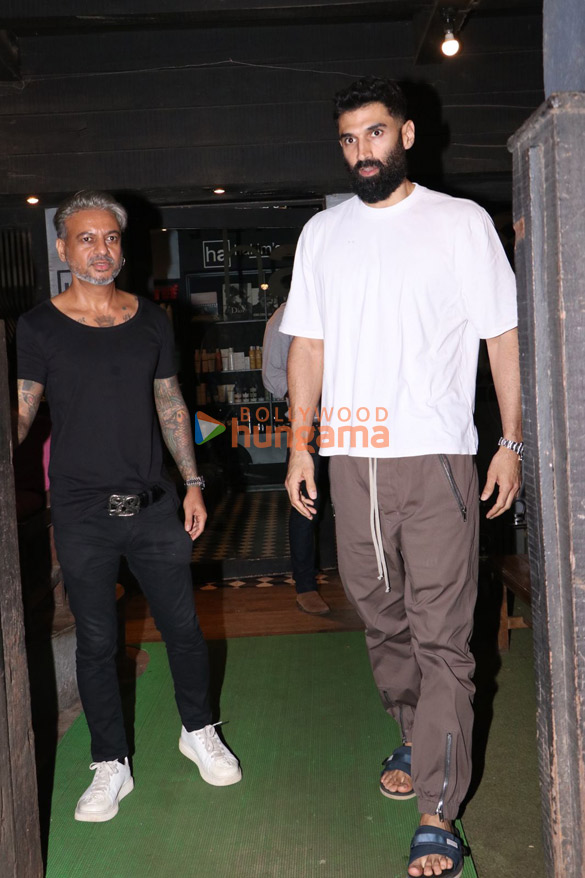 photos aditya roy kapur snapped at hakim aalims salon in bandra 2 3