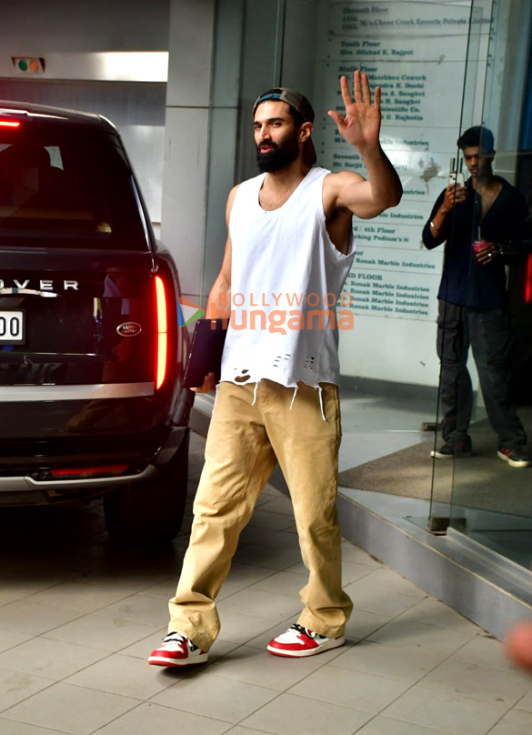 photos aditya roy kapur snapped in andheri 5 2