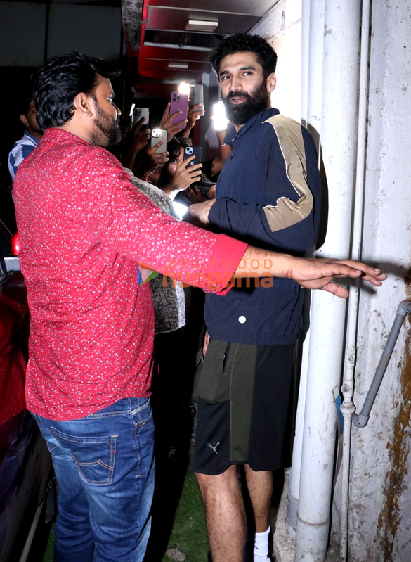 photos aditya roy kapur snapped in bandra 1 3