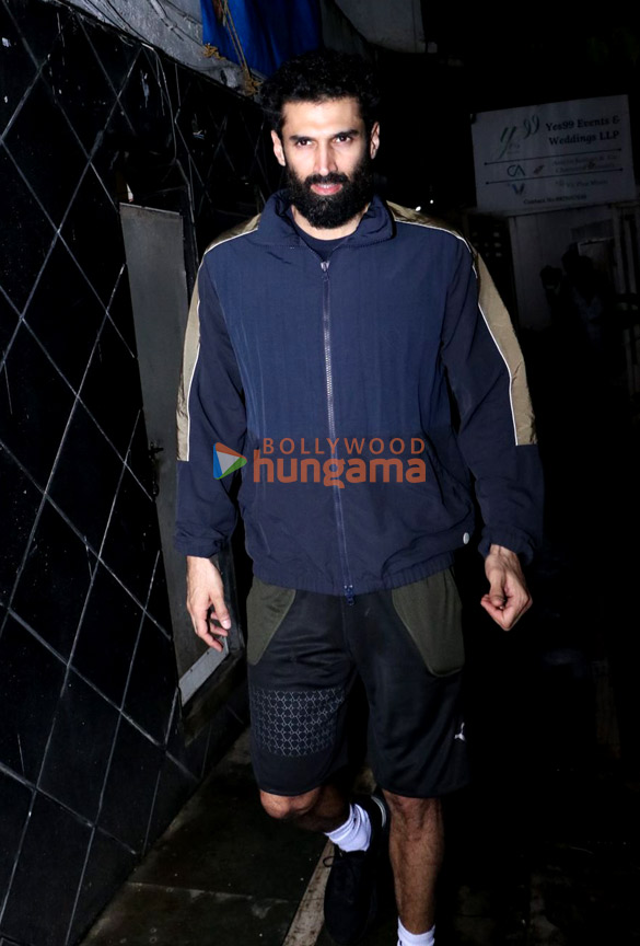 photos aditya roy kapur snapped in bandra 3 3