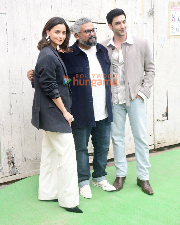 Photos: Alia Bhatt, Vedang Raina and Vasan Bala snapped promoting Jigra at Mehboob studios Photos: Alia Bhatt, Vedang Raina and Vasan Bala snapped promoting Jigra at Mehboob studios