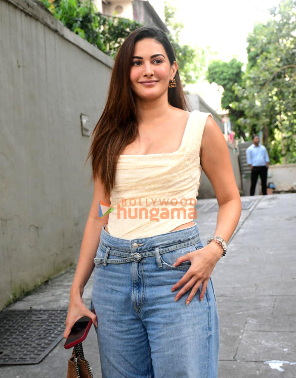 Photos: Amyra Dastur snapped outside the Exceed office in Bandra Photos: Amyra Dastur snapped outside the Exceed office in Bandra