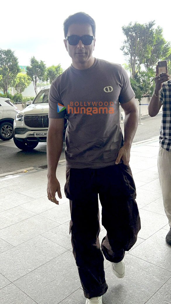 photos anushka sharma madhuri dixit and others snapped at the airport 9