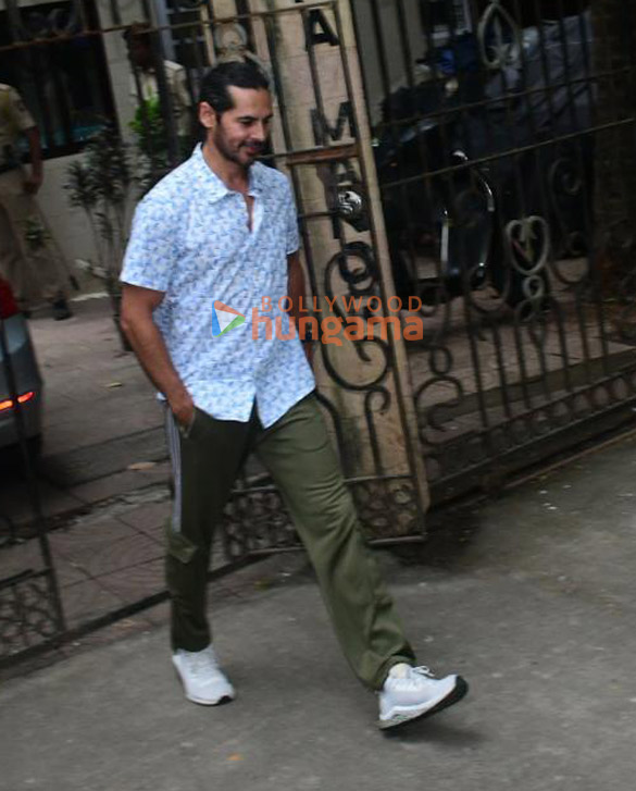 photos arbaaz khan salim khan sohail khan and others snapped outside malaika aroras fathers house in bandra 009