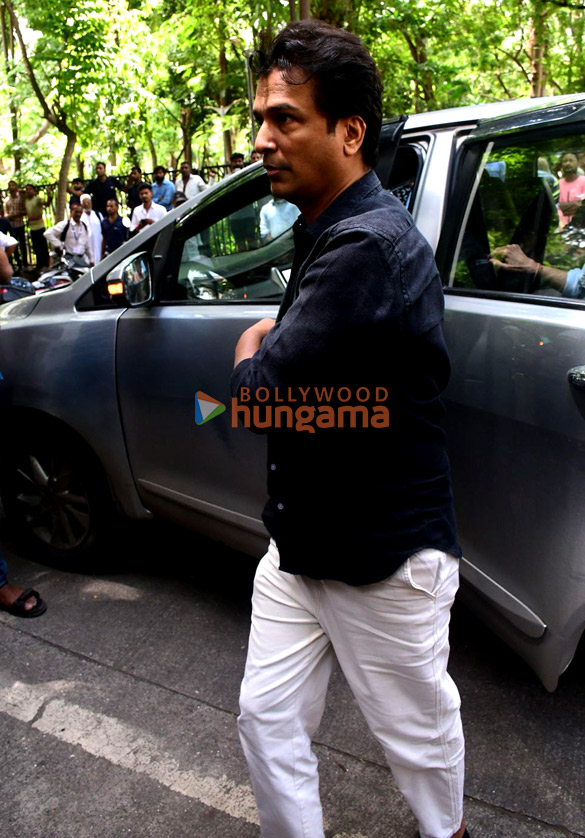 photos arbaaz khan salim khan sohail khan and others snapped outside malaika aroras fathers house in bandra 3 2