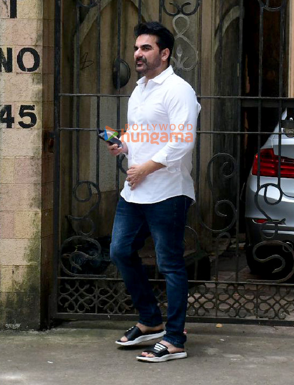 photos arbaaz khan snapped outside malaika aroras fathers house in bandra 4