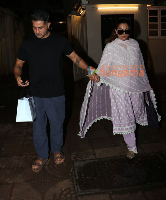 photos arjun kapoor gauri khan karisma kapoor and others snapped outside malaika aroras fathers house in bandra 1 3