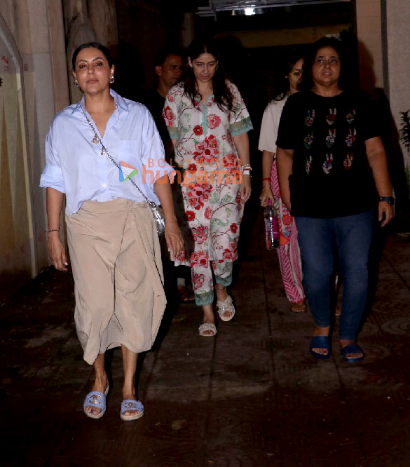 photos arjun kapoor gauri khan karisma kapoor and others snapped outside malaika aroras fathers house in bandra 2